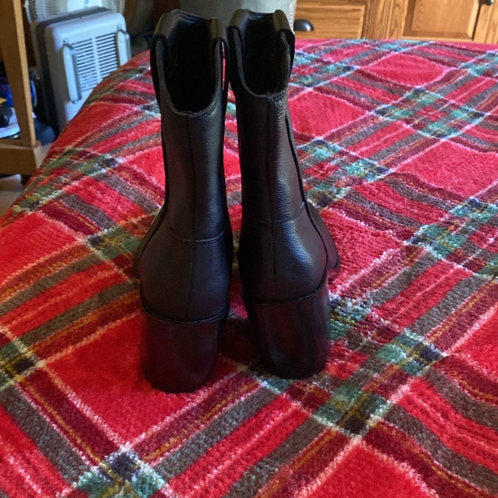 Stylish Black Leather Boots - Picture 6 of 6